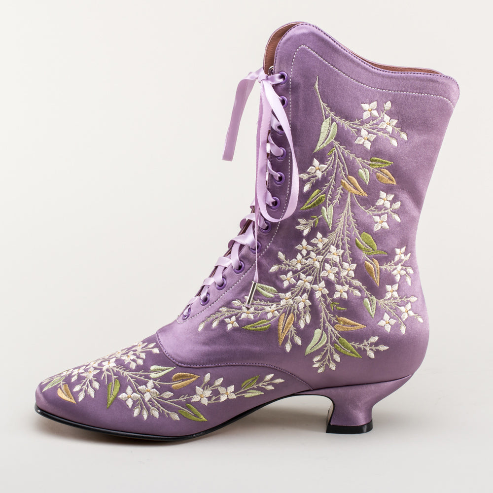 Flora Embroidered Boots Wide (Lavender)
